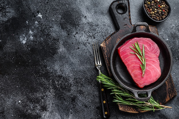 rohe Thunfischsteaks auf dem Tisch