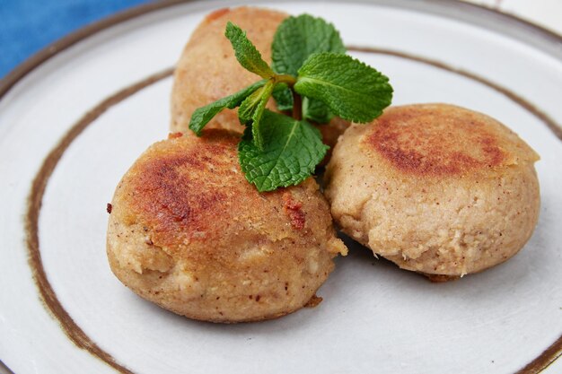 Rohe Tofukoteletts, die zubereitet werden, um veganes Essen zu backen oder zu frittieren