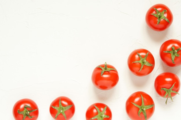 Rohe Tomaten auf hellem BetonhintergrundDraufsicht mit Kopierbereich Bild