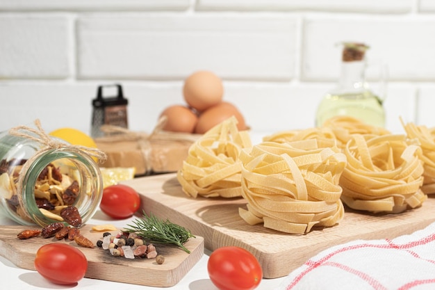 Rohe und frische hausgemachte Pasta auf dem Tisch in Nahaufnahme