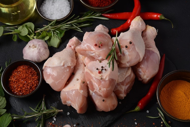 Rohe ungekochte Hähnchenschenkel für Barbecue-Grill Fleisch mit Zutaten zum Kochen