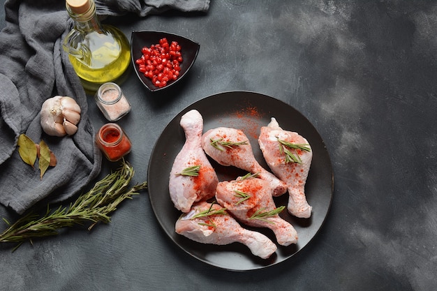 Rohe ungekochte Hähnchenschenkel zum Grillen