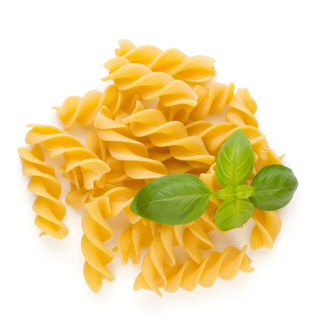 Rohe ungekochte Pasta Penne auf dem weißen Hintergrund.