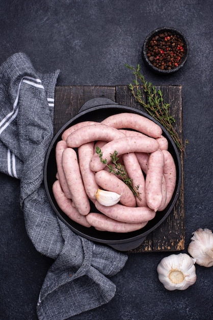 Rohe ungekochte Würste zum Grillen