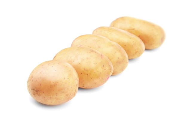 Rohe ungeschälte Kartoffeln auf weißem Hintergrund
