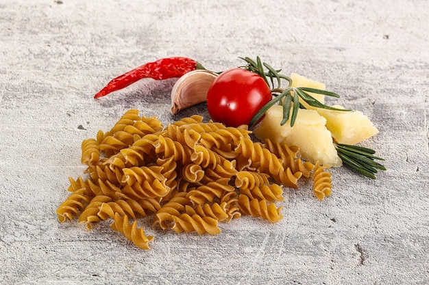 Rohe Vollkorn-Nudel-Fusilli