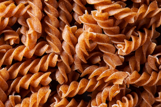 Foto rohe vollkornnudeln, fusilli