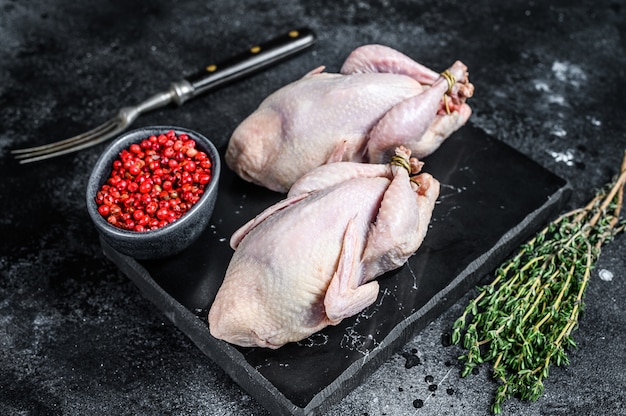 rohe Wachteln bereit zum Kochen