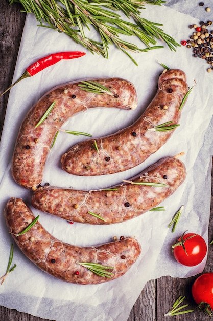 Rohe Wurst von Rind und Schweinefleisch mit Gewürzen