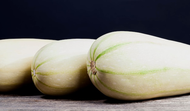 rohe Zucchini auf dem Tisch