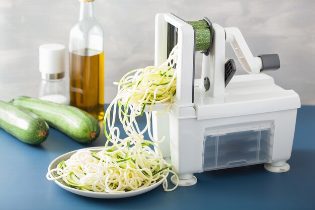 Rohe Zucchini mit Spiralizer spiralisieren