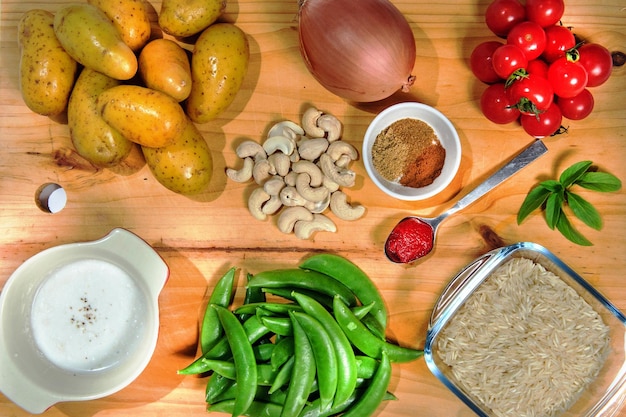 Rohe Zutaten Bereit zum Kochen Rezept für Hühnereintopf der europäischen Küche, gekocht mit einer Beilage aus Pilzen, kleinen Zwiebeln und anderem