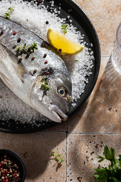 Foto rohen fisch vor dem garen mit meersalz würzen