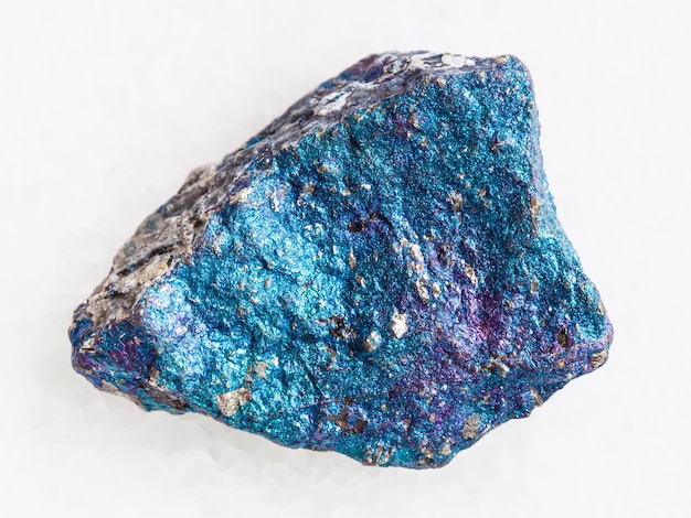 Roher blauer Chalcopyrite-Stein auf Weiß