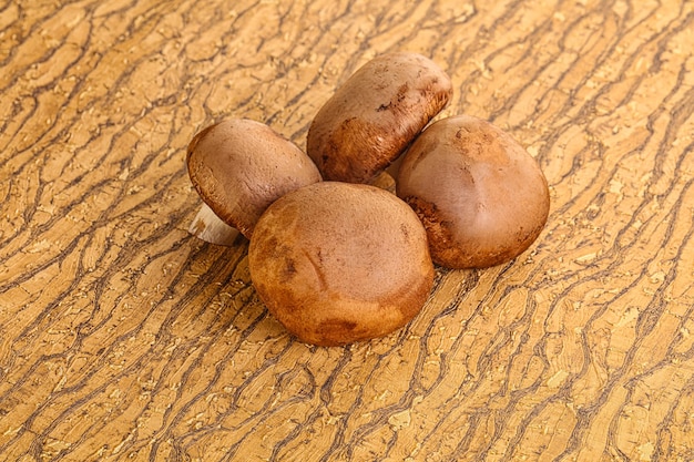 Roher brauner Champignons-Pilzhaufen