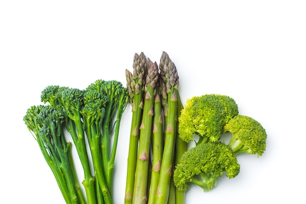 Roher Broccolini in der Reihe auf weißem Hintergrund