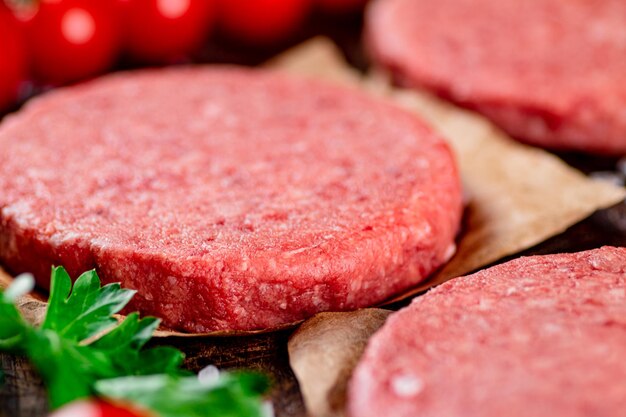 Roher Burger mit frischen Tomaten