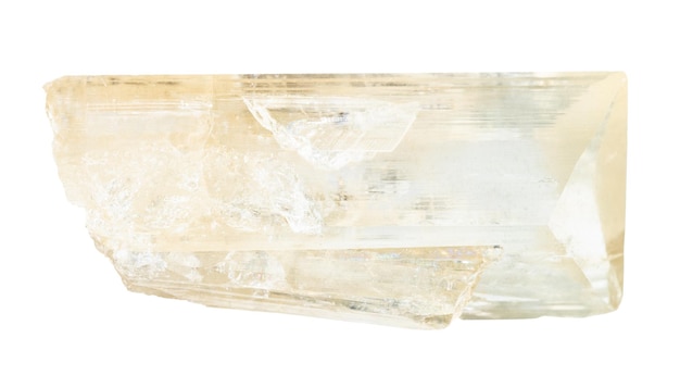 Foto roher danburitkristall, isoliert auf weiß