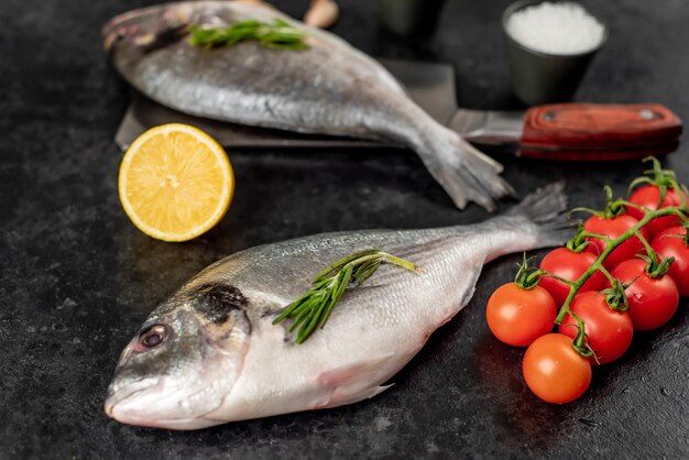 roher Dorado-Fisch auf Steinhintergrund