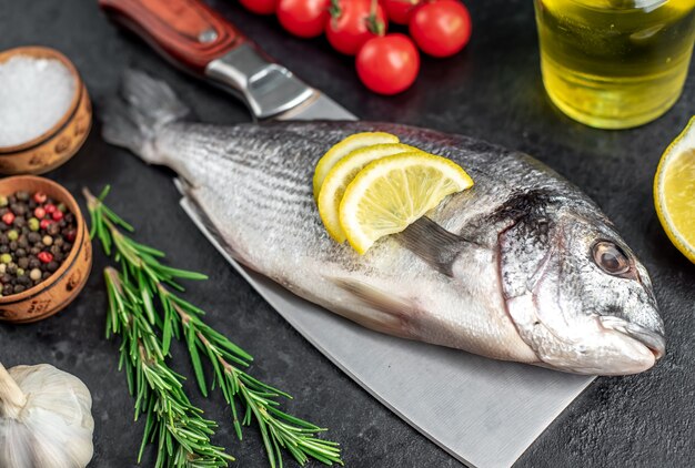 roher Dorado Fisch auf Steintisch