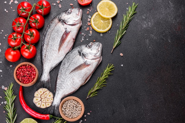 Roher Dorado-Fisch mit Gewürzen, die auf Schneidebrett kochen. Dorado mit frischem Fisch. Dorado und Zutaten zum Kochen auf einem Tisch