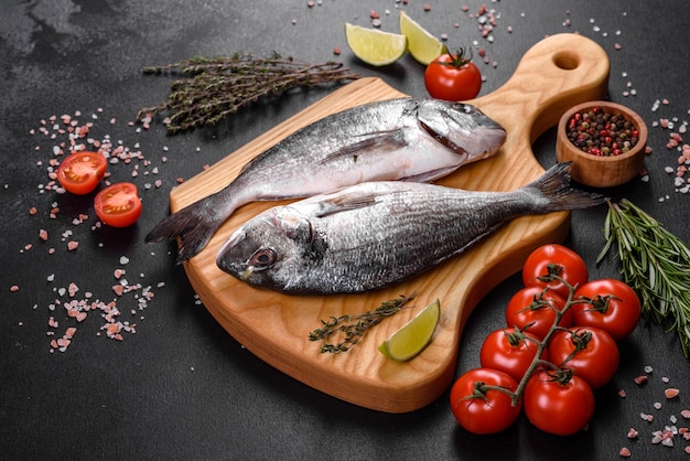 Roher Dorado-Fisch mit Gewürzen, die auf Schneidebrett kochen