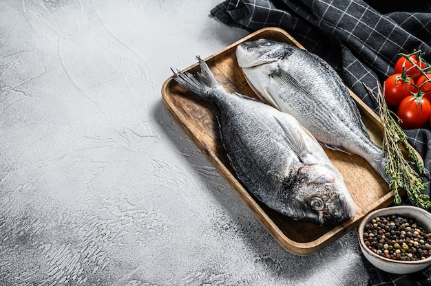 Roher Dorado-Fisch mit Kochzutaten, Kirschtomaten, Thymian, Pfeffer. Draufsicht. Speicherplatz kopieren