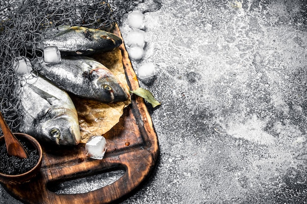 Roher Dorado-Fisch mit scharfen Chilischoten