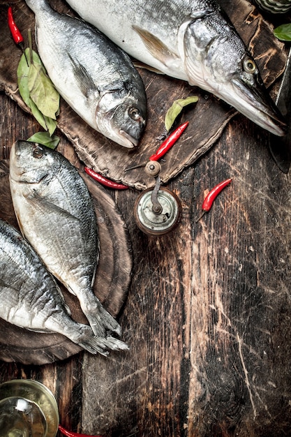 Roher Dorado-Fisch mit scharfen Chilischoten