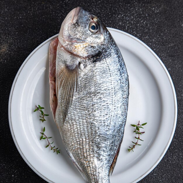 Roher Fisch Meerbrasse frische Meeresfrüchte Mahlzeit Essen Snack auf dem Tisch Kopie Raum Essen Hintergrund rustikale Spitze