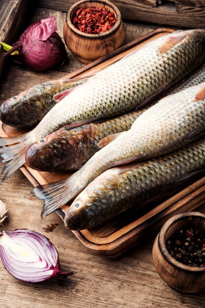 Roher Fisch mit Gewürzen