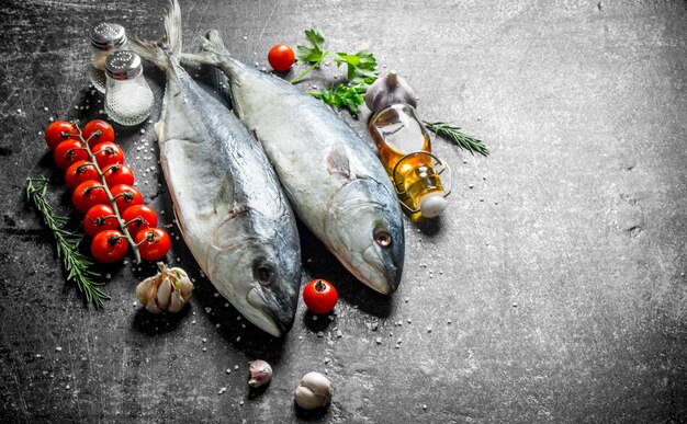 Roher Fisch mit Knoblauchkräutern und Öl in einer Flasche