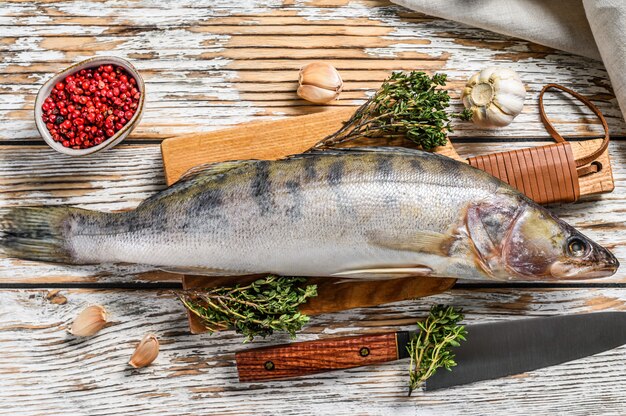 Roher Fisch mit Kräutern