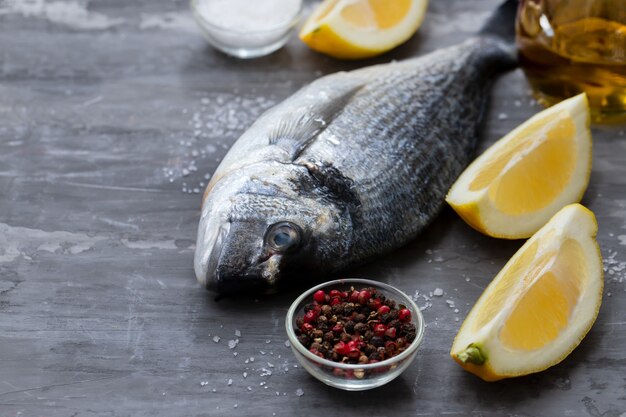 Roher Fisch mit Olivenöl und Zitronenoberfläche