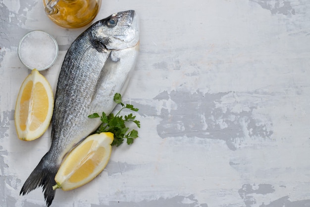 Roher Fisch mit Olivenöl und Zitronenoberfläche