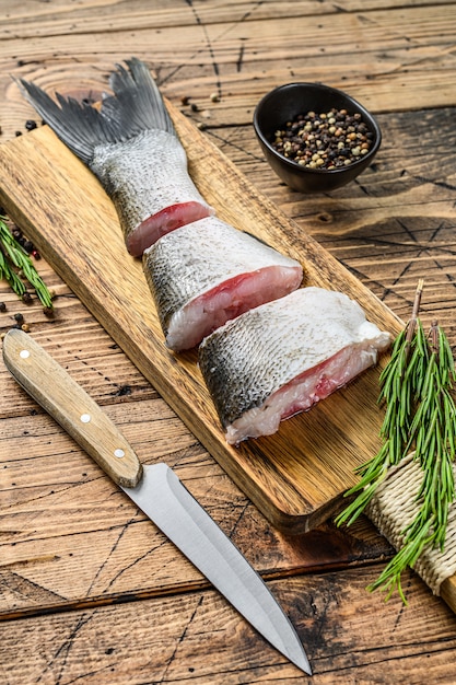 Roher Fisch Silberkarpfen in Steaks geschnitten.