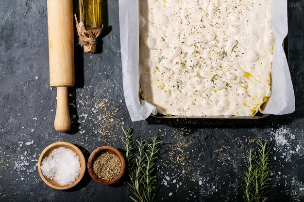 Roher Focaccia-Teig in einer Auflaufform