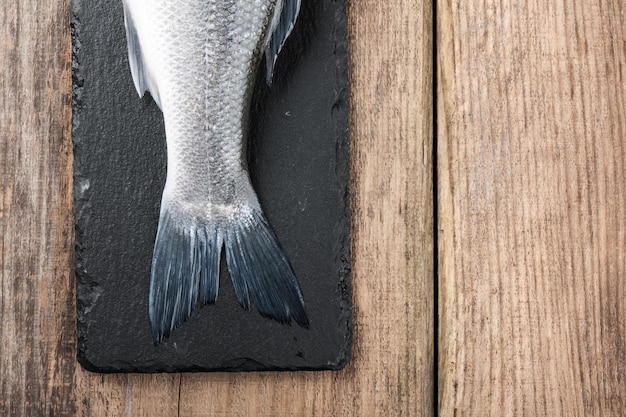 Foto roher frischer fisch auf dem schneidebrett