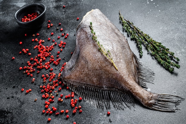 Roher frischer John Dory Fisch mit rosa Pfeffer und Thymian. Draufsicht