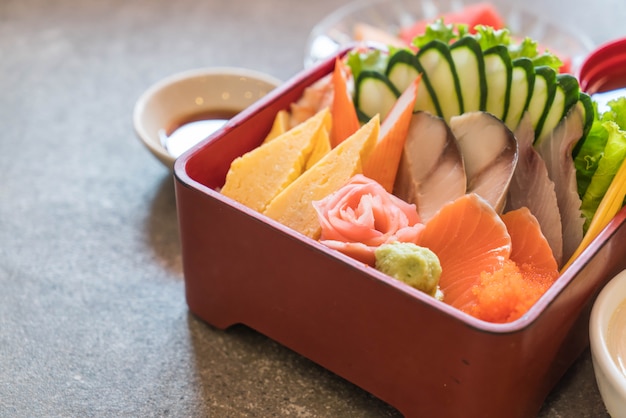 Roher frischer Sashimi mit Reis im bento Kasten