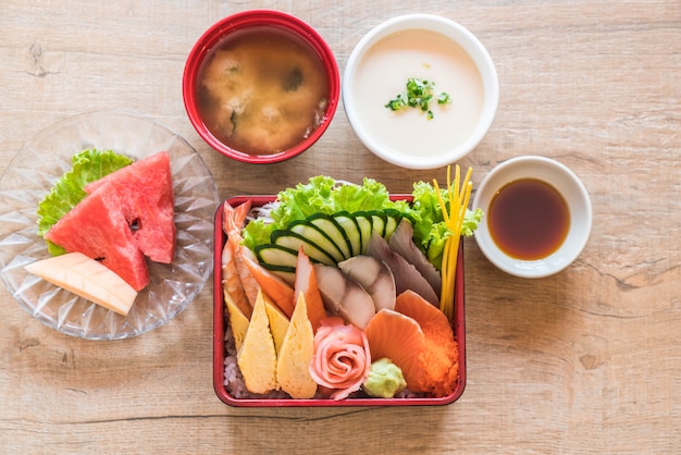 Roher frischer Sashimi mit Reis im bento Kasten