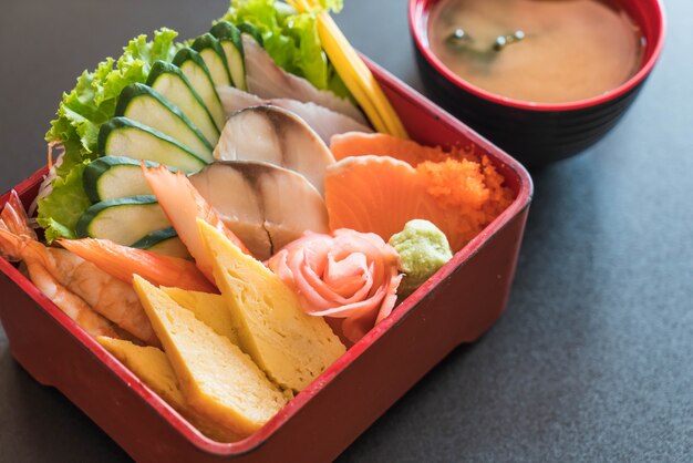 Roher frischer Sashimi mit Reis in Bento Box