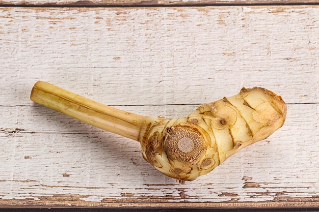 Foto roher galangalwurzel mit aromatischem geschmack zum kochen