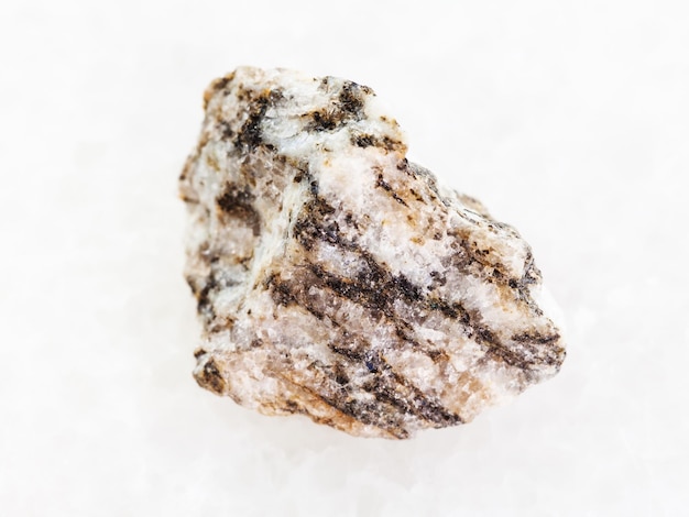 Roher Gneisstein auf weißem Marmor