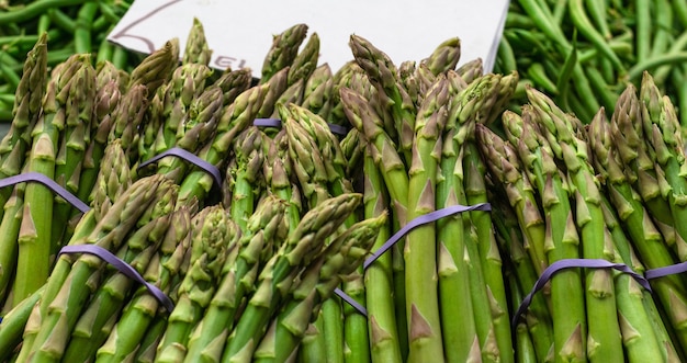 Foto roher grüner spargel klebt in nahaufnahme