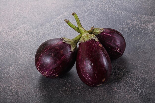 Roher, kleiner, asiatischer Baby-Aubergine