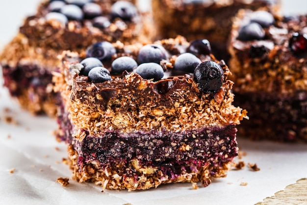 Roher Kokosnuss-Schokoladennachtisch des strengen Vegetariers mit Blaubeeren