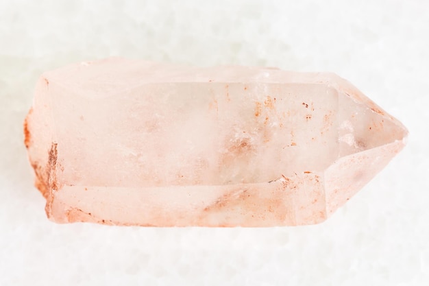 Roher Kristall aus Rosenquarz-Edelstein auf Weiß
