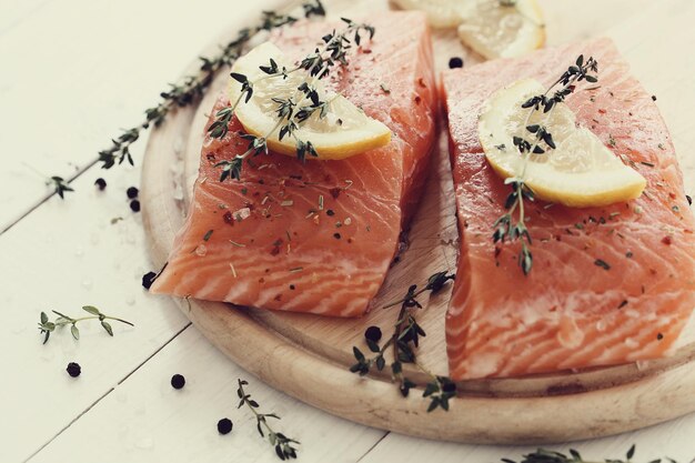 Roher Lachs mit Zitrone auf dem Holzbrett