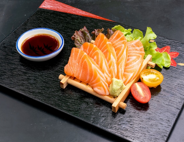 Roher Lachs roher Sashimi mit Sojasauce